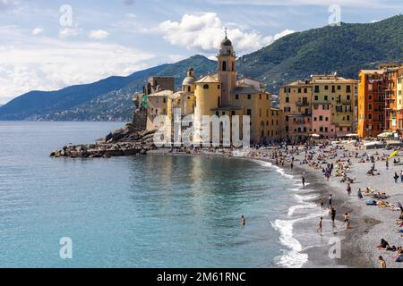 Panorama der Küste von Camogli und Strand mit Menschen. Kleines Fischerdorf und Resort in der Nähe der Halbinsel Portofino, an der Riviera di Levante, Stockfoto