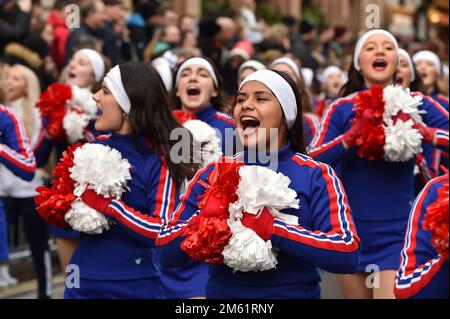 London, England, Großbritannien. 1. Januar 2023. Varsity Spirit All-American Cheerleaders, Tänzer und Spirit Performers aus den USA bei der Parade in London. Zum ersten Mal seit Ausbruch der Pandemie kehrte die alljährliche Silvesterparade in London zurück. Künstler und Entertainer aus der ganzen Welt marschierten vom Geen Park zum Parliament Square. (Kreditbild: © Thomas Krych/ZUMA Press Wire) Kredit: ZUMA Press, Inc./Alamy Live News Stockfoto