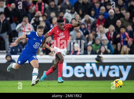 Taiwo Awoniyi #9 of Nottingham Forest Battles César Azpilicueta #28 of Chelsea während des Premier League-Spiels Nottingham Forest vs Chelsea at City Ground, Nottingham, Großbritannien, 1. Januar 2023 (Foto: Ritchie Sumpter/News Images) Stockfoto