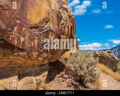 Felszeichnungen der Fremont-Indianer, Island Park Road, McKee Spring, Dinosaur National Monument, Jensen, Utah. Stockfoto