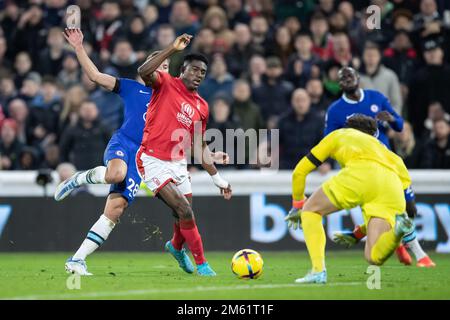 Nottingham, Großbritannien. 01. Januar 2023. Taiwo Awoniyi #9 of Nottingham Forest Battles César Azpilicueta #28 of Chelsea während des Premier League-Spiels Nottingham Forest vs Chelsea at City Ground, Nottingham, Großbritannien, 1. Januar 2023 (Foto von Ritchie Sumpter/News Images) in Nottingham, Großbritannien, 1./1. Januar 2023. (Foto: Ritchie Sumpter/News Images/Sipa USA) Guthaben: SIPA USA/Alamy Live News Stockfoto