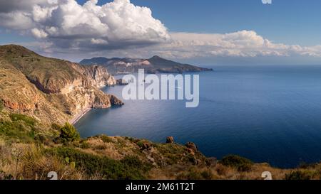 Lipari, Sizilien, Italien - 18. Juli 2020: Wunderschöner Blick auf die Insel Vulcano von der Insel Lipari Stockfoto