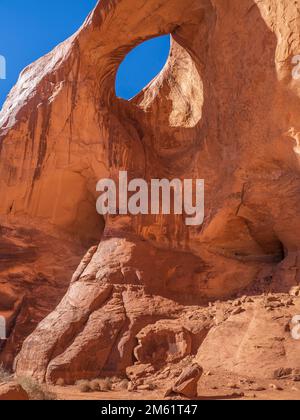 Sun's Eye Arch, Monument Valley, Navajo Nation, Utah und Arizona. Stockfoto