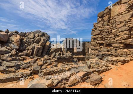 Schöne historische Ansicht der karibischen Küste mit Ruinen der Goldschmelze in Bushiribana. Aruba Insel. Stockfoto