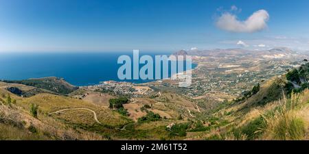 Tonnara di Bonagia, Sizilien, Italien - 10. Juli 2020: Golf von Bonagia/Il golfo di Bonagia, Blick aus dem Dorf Erice, Trapani, Sizilien, Italien Stockfoto