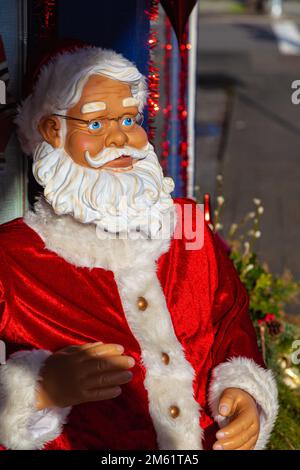 Der Weihnachtsmann sitzt in einer Tür in Steveston, British Columbia, Kanada Stockfoto