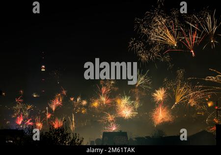 Der Stuttgarter Fernsehturm mit Feuerwerk Stockfoto