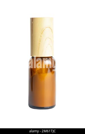 Braunglascremeflasche mit Bambusdeckel, isoliert auf weißem Hintergrund durch Clipping-Pfad. Hautpflegemittel und kosmetologisches Modell Stockfoto