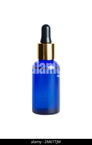 Tropfer aus blauer Glasflasche mit goldfarbenem Deckel, isoliert auf weißem Hintergrund durch Clipping-Pfad. Hautpflegemittel und kosmetologisches Modell. Stockfoto