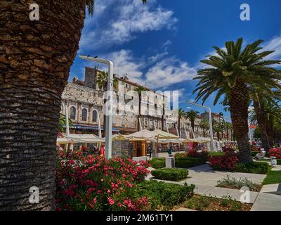 Split, Kroatien - 06 26 2015 Uhr: Historisches Stadtzentrum an einem wunderschönen sonnigen Tag an der dalmatinischen Küste des Mittelmeers Stockfoto