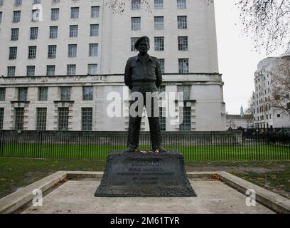 Eine Bronzestatue des Feldmarschalls Bernard Law Montgomery in der Stadt Westminster, London, Großbritannien, Europa Stockfoto