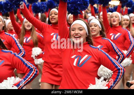 London, England, Großbritannien. 1. Januar 2023. Varsity Spirit All-American Cheerleaders, Tänzer und Spirit Performers aus den USA bei der Parade in London. Zum ersten Mal seit Ausbruch der Pandemie kehrte die alljährliche Silvesterparade in London zurück. Künstler und Entertainer aus der ganzen Welt marschierten vom Geen Park zum Parliament Square. (Kreditbild: © Thomas Krych/ZUMA Press Wire) Kredit: ZUMA Press, Inc./Alamy Live News Stockfoto