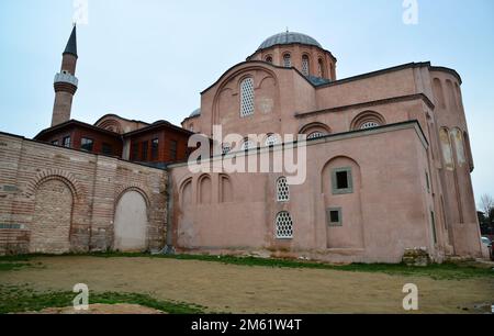 Die Zeyrek-Moschee befindet sich in Istanbul, der Türkei, und ist eine antike byzantinische Kirche. Nach der Eroberung von Istanbul wurde es in eine Moschee umgewandelt. Stockfoto