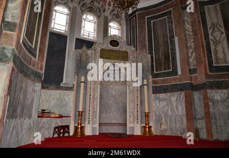 Die Zeyrek-Moschee befindet sich in Istanbul, der Türkei, und ist eine antike byzantinische Kirche. Nach der Eroberung von Istanbul wurde es in eine Moschee umgewandelt. Stockfoto