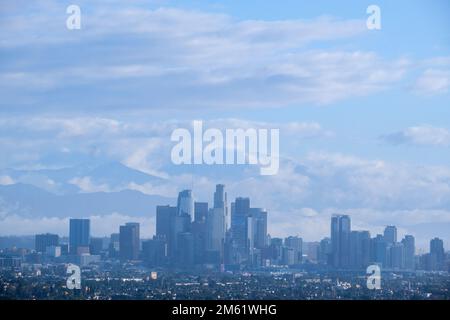 Los Angeles, Kalifornien, USA. 1. Januar 2023. Hinter der Skyline von Los Angeles vom Kenneth Hahn State Recreation Area Sunday, dem 1. Januar 2023, sind Wolken und Berge zu sehen. (Kreditbild: © Ringo Chiu/ZUMA Press Wire) Stockfoto