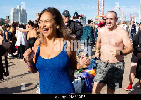 Brooklyn, New York, USA. 1. Januar 2023. Tausende von Badenden und Zuschauern erschienen an einem sonnigen und warmen Neujahrstag für den jährlichen Polarbärsprung auf Coney Island, gesponsert von der Alliance for Coney Island. Kredit: Ed Lefkowicz/Alamy Live News Stockfoto