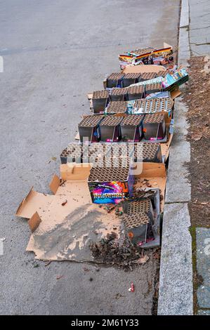 Berlin - 1. Januar 2023: Verschiedene Überreste einer Silvesterfeier entlang einer Straße. Stockfoto