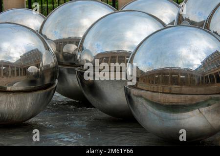 Sphérades, Les fontaines Skulptures de Pol Bury au Palais-Royal à Paris Stockfoto