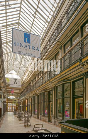 Market Arcade ist nach dem längst veralteten öffentlichen Markt (jetzt Parkplatz) in der Washington Street benannt. Heute sind hier kleine Geschäfte und Büros untergebracht. Stockfoto