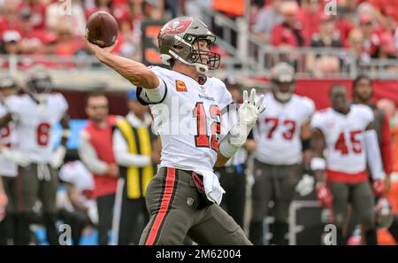 Tampa, Usa. 01. Januar 2023. Tampa Bay Buccaneers Quarterback Tom Brady (12) tritt am Sonntag, den 1. Januar 2023, im Raymond James Stadium in Tampa, Florida, während der ersten Hälfte gegen die Carolina Panthers an. Foto: Steve Nesius/UPI Credit: UPI/Alamy Live News Stockfoto