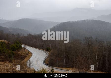 Am frühen Morgen schwebt der Dunst über den Bergen im Zentrum der Appalachen. Stockfoto