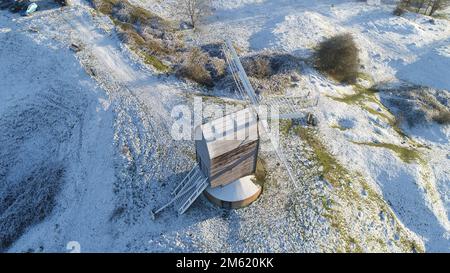 Drohnenaufnahme von Brill Hill Windmill im Schnee, Buckinghamshire, England. Stockfoto