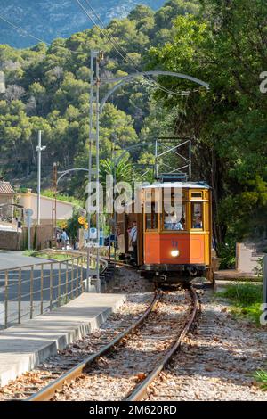 Soller, Spanien; 27. August 2022: Beliebter Soller-Zug auf Mallorca (Spanien), der an einem sonnigen Sommertag durch den Hafen von Soller fährt Stockfoto