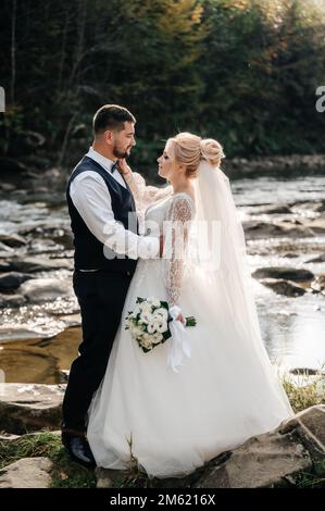 Ivano-Frankivsk, Ukraine 2. Oktober 2021: hochzeitsspaziergang im Herbstgebirge, Spaziergang am Fluss. Stockfoto