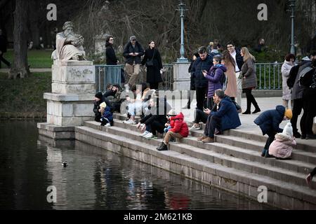 Warschau, Polen. 01. Januar 2023. Am 01. Januar 2023 werden Menschen im Park Royal Baths in Warschau, Polen, gesehen. Während das Thermometer heute im Januar normalerweise deutlich unter Null liegt, haben die Menschen die Natur mit Frühlingstemperaturen genossen. In Warschau erreichte die Temperatur am Neujahrstag fast 17 Grad Celsius (63 Grad Fahrenheit), ähnlich dem Klima in Nordafrika. (Foto: Jaap Arriens/Sipa USA) Guthaben: SIPA USA/Alamy Live News Stockfoto