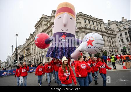 London, Großbritannien. 01. Januar 2023. Die alljährliche Silvesterparade in London mit Hunderten von Festwagen am 1. Januar 2023 im Zentrum von London, Großbritannien. Kredit: Siehe Li/Picture Capital/Alamy Live News Stockfoto