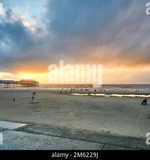 Leute am Blackpool Beach am Neujahrstag 2023 Stockfoto