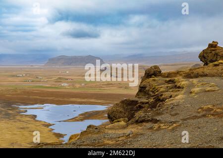 Blick auf die Landschaft rund um den Leuchtturm von Dyrhólaey, Süd-Island Stockfoto