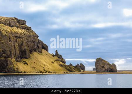 Blick auf die Landschaft rund um den Leuchtturm von Dyrhólaey, Süd-Island Stockfoto