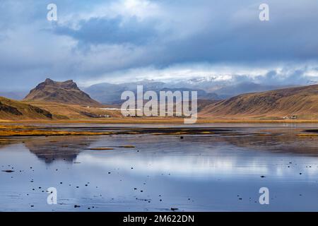 Blick auf die Landschaft rund um den Leuchtturm von Dyrhólaey, Süd-Island Stockfoto