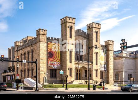 Hartford, CT - USA - 28. Dez. 2022 Horizontale Ansicht des historischen Wadsworth Atheneum Museum of Art. Ein unverwechselbares Burggebäude. Das Museum ist es Stockfoto