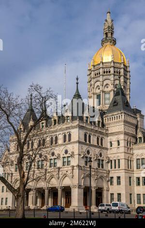 Hartford, CT - USA - 28. Dez. 2022 Vertikale Aussicht auf das historische Connecticut State Capitol, das Gebäude im Eastlake-Stil mit einem unverwechselbaren gewölbten Turm Stockfoto