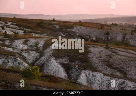 Blick auf die Kreide vor der Morgendämmerung Stockfoto