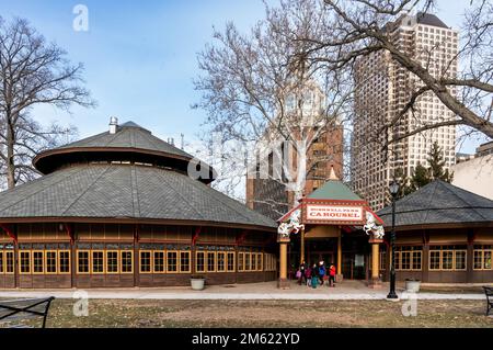 Hartford, CT - USA - 28. Dez. 2022 der 24-seitige Bushnell Park Carousel Pavillon mit dem historischen Karussell aus dem Jahr 1914, mit 48 handgeschnitzten Holzmöbeln Stockfoto