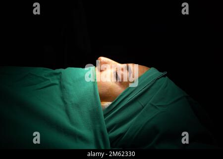 Rhinoplastik-Chirurgie, Defekte der Nasenform bei der Patientin. Chirurgische Eingriffe bei plastisch-chirurgischen Rhinoplastiken Stockfoto