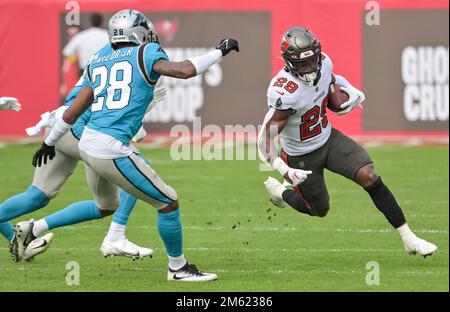 Tampa, Usa. 01. Januar 2023. Tampa Bay Buccaneers Running back Rachaad White (29) versucht, während der ersten Halbzeit am Sonntag, den 1. Januar 2023, im Raymond James Stadium in Tampa, Florida, durch die Carolina Panthers Cornerback Keith Taylor Jr. (28) zu laufen. Foto: Steve Nesius/UPI Credit: UPI/Alamy Live News Stockfoto