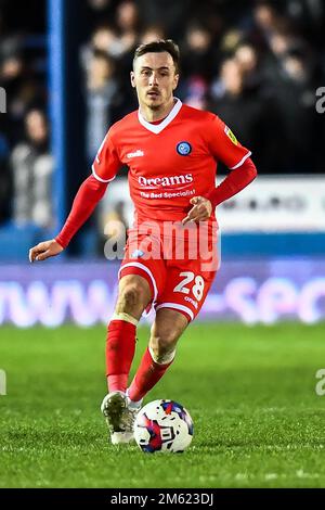 Peterborough, Großbritannien. 1. Januar 2023 Josh Scowen (28 Wycombe Wanderers) gibt den Ball während des Spiels der Sky Bet League 1 zwischen Peterborough und Wycombe Wanderers an der London Road, Peterborough, am Sonntag, den 1. Januar 2023. (Kredit: Kevin Hodgson | MI News) Kredit: MI News & Sport /Alamy Live News Stockfoto