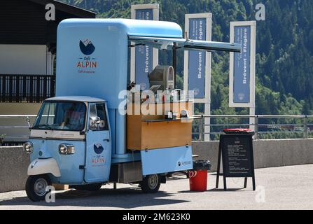 Piaggio Ape wurde vom Café Alpin, Chamonix, Haute Savoie, Frankreich, in eine mobile Kaffeebar umgewandelt Stockfoto