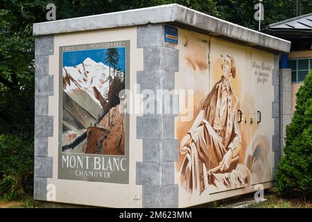 Elektrokabine mit Wandgemälde, die ein Porträt von Horace Benedict de Saussure und dem Mont Blanc in Chamonix, Frankreich, darstellen Stockfoto