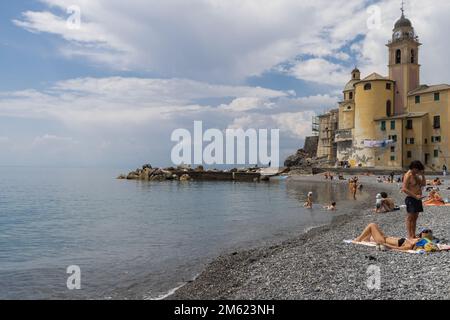 Panoramablick auf die Küste von Camogli und den felsigen Strand mit Menschen. Kleines Fischerdorf und Resort in der Nähe der Halbinsel Portofino an der Riviera di Le Stockfoto