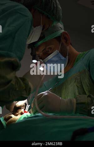 Rhinoplastik-Chirurgie, Defekte der Nasenform bei der Patientin. Chirurgische Eingriffe bei plastisch-chirurgischen Rhinoplastiken Stockfoto