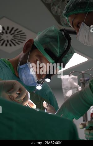 Rhinoplastik-Chirurgie, Defekte der Nasenform bei der Patientin. Chirurgische Eingriffe bei plastisch-chirurgischen Rhinoplastiken Stockfoto