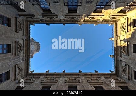 Ein Innenhof in der königlichen Tabakfabrik von Sevilla, fotografiert von unten Stockfoto