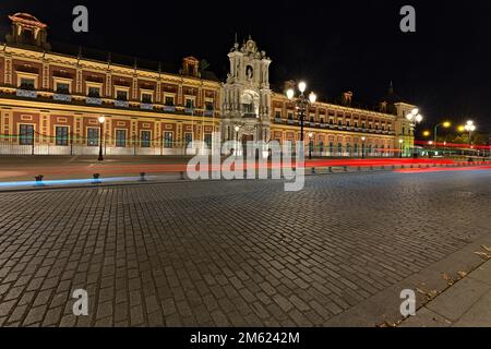 Der Palast von San Telmo wurde bei Nacht fotografiert, mit langer Belichtung. Einige Fahrzeuge fuhren vorbei. Stockfoto