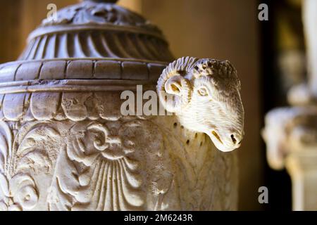 Urne im Vatikan mit RAM's Head Motiv, Vatikanstadt, Rom, Italien Stockfoto