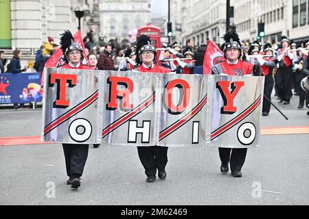 London, Großbritannien. 01. Januar 2023. Die alljährliche Silvesterparade in London mit Hunderten von Festwagen am 1. Januar 2023 im Zentrum von London, Großbritannien. Kredit: Siehe Li/Picture Capital/Alamy Live News Stockfoto